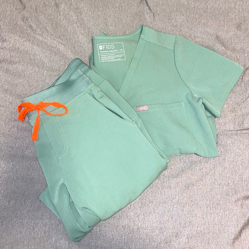 jade figs scrub set